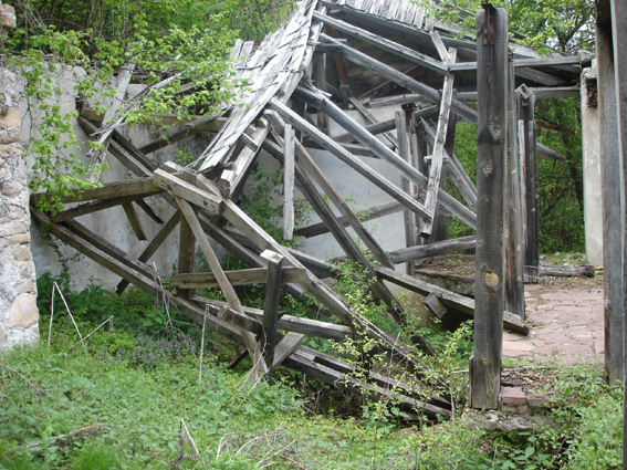 gurlo-razvalini-pokriv